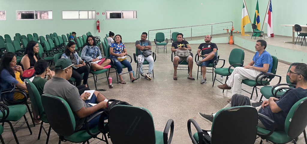 Jovens reunidos em oficina do Lab de Educomunicação Edilberto Sena